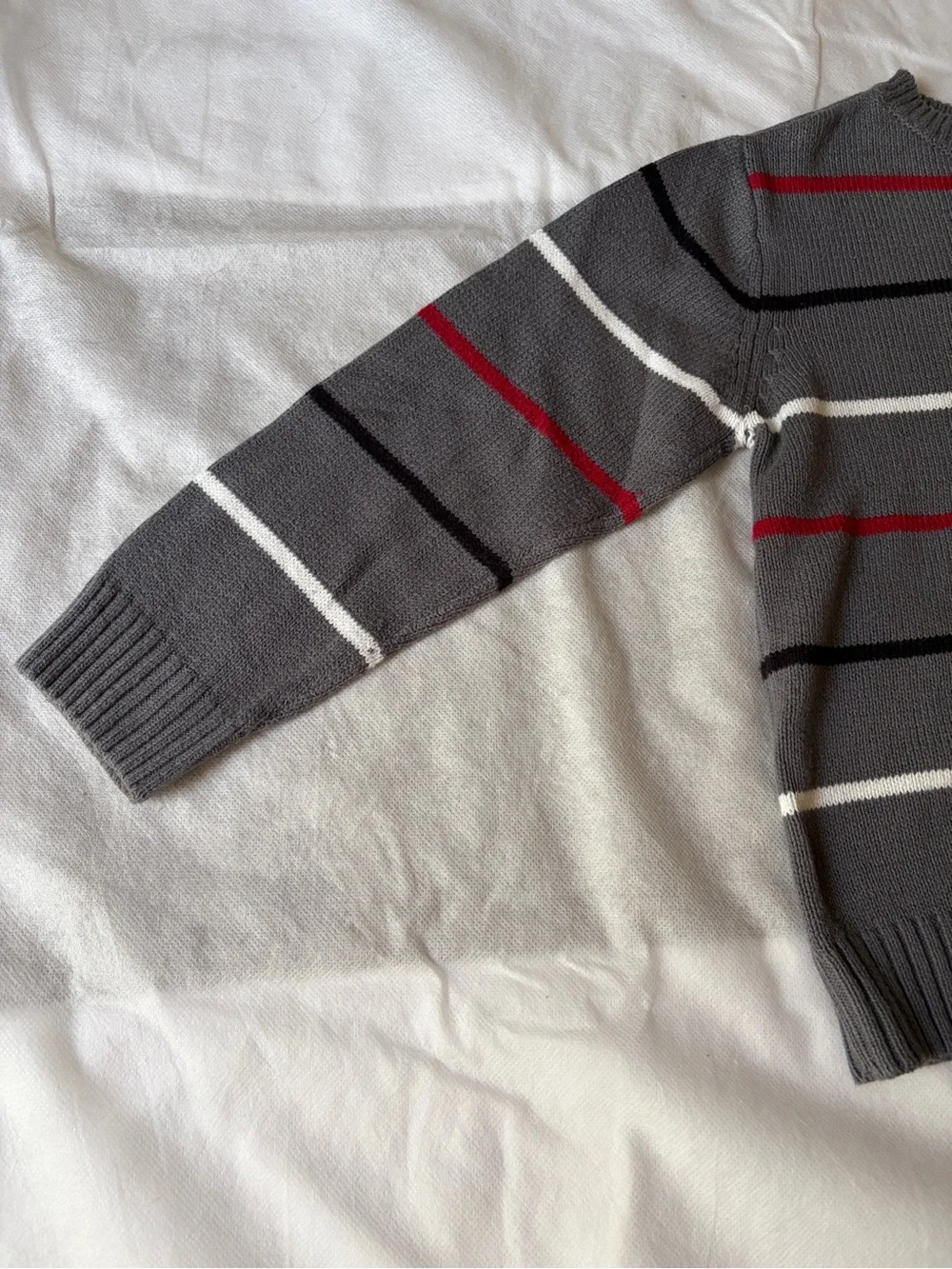 The Children’s Place Boys Girls Size 5/6 Gray Striped Crewneck Sweater Red Black